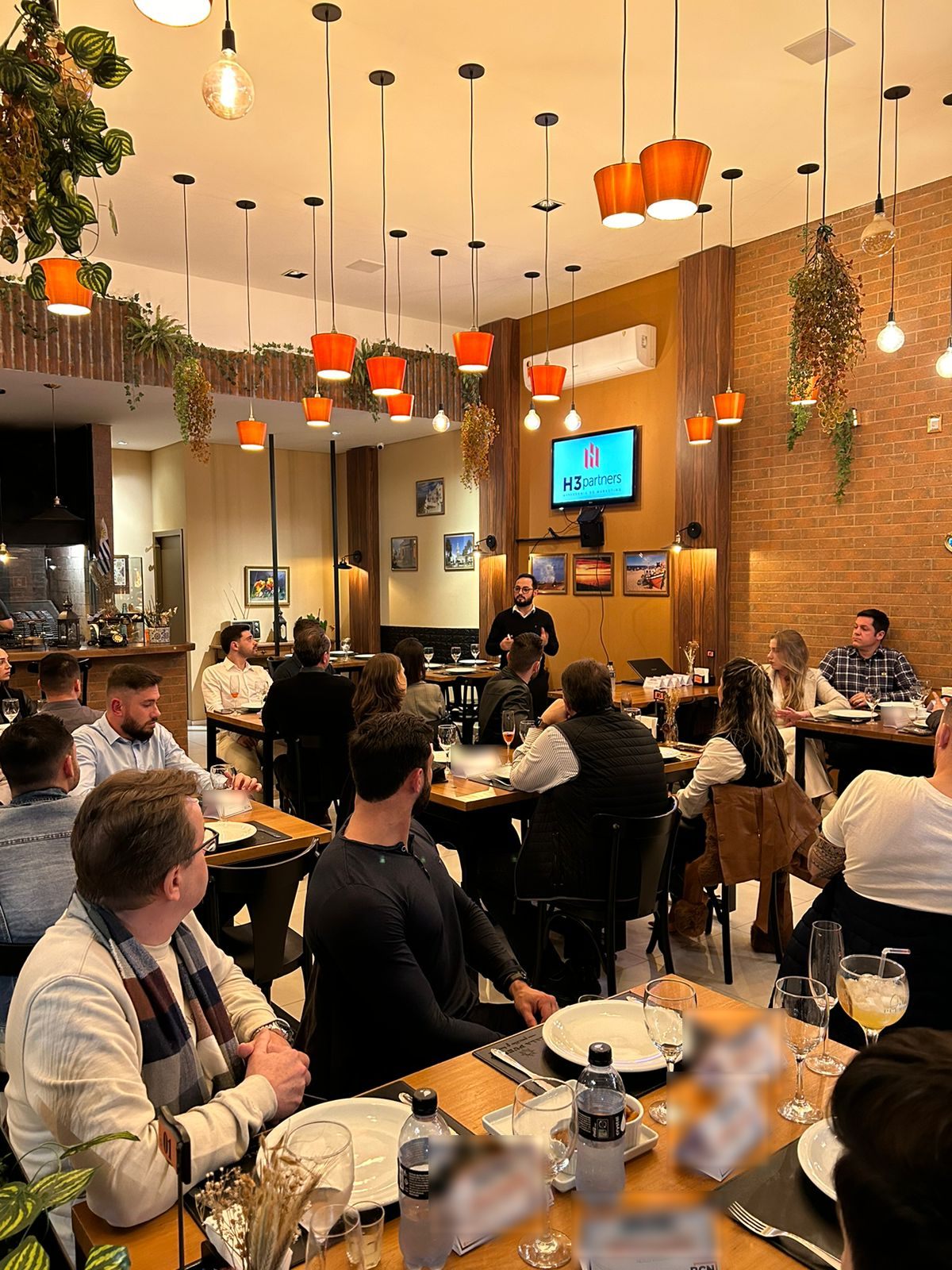 Um associado apresenta o próprio negócio para a sala no Jantar BCN