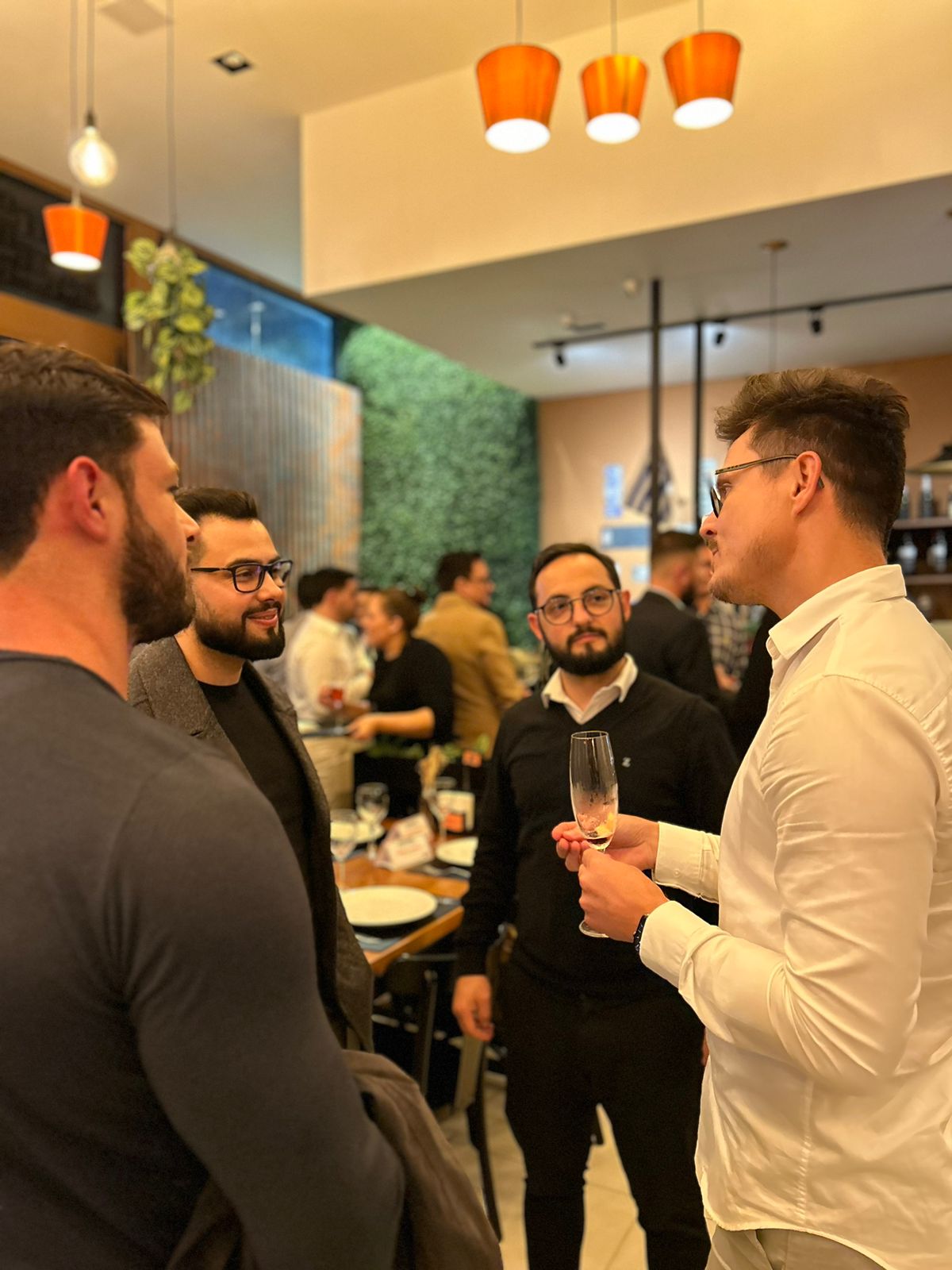 Associados conversando em pé antes do jantar