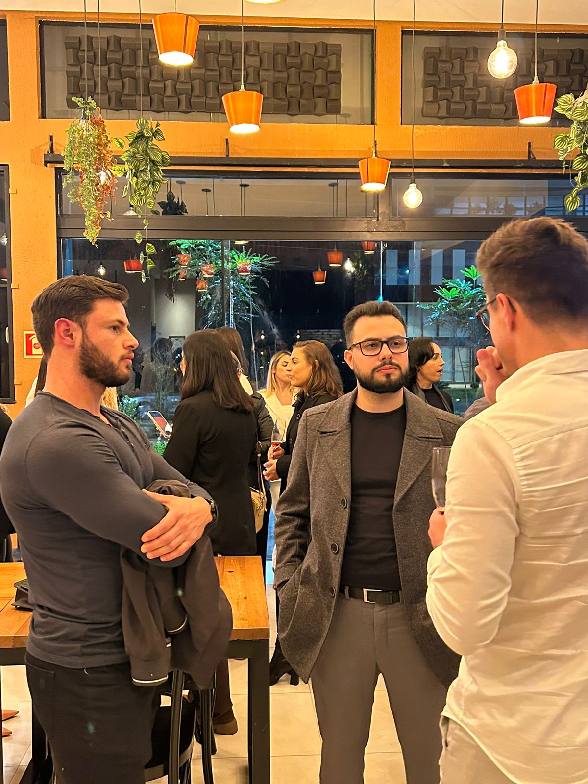 Associados conversando em pé no Jantar BCN