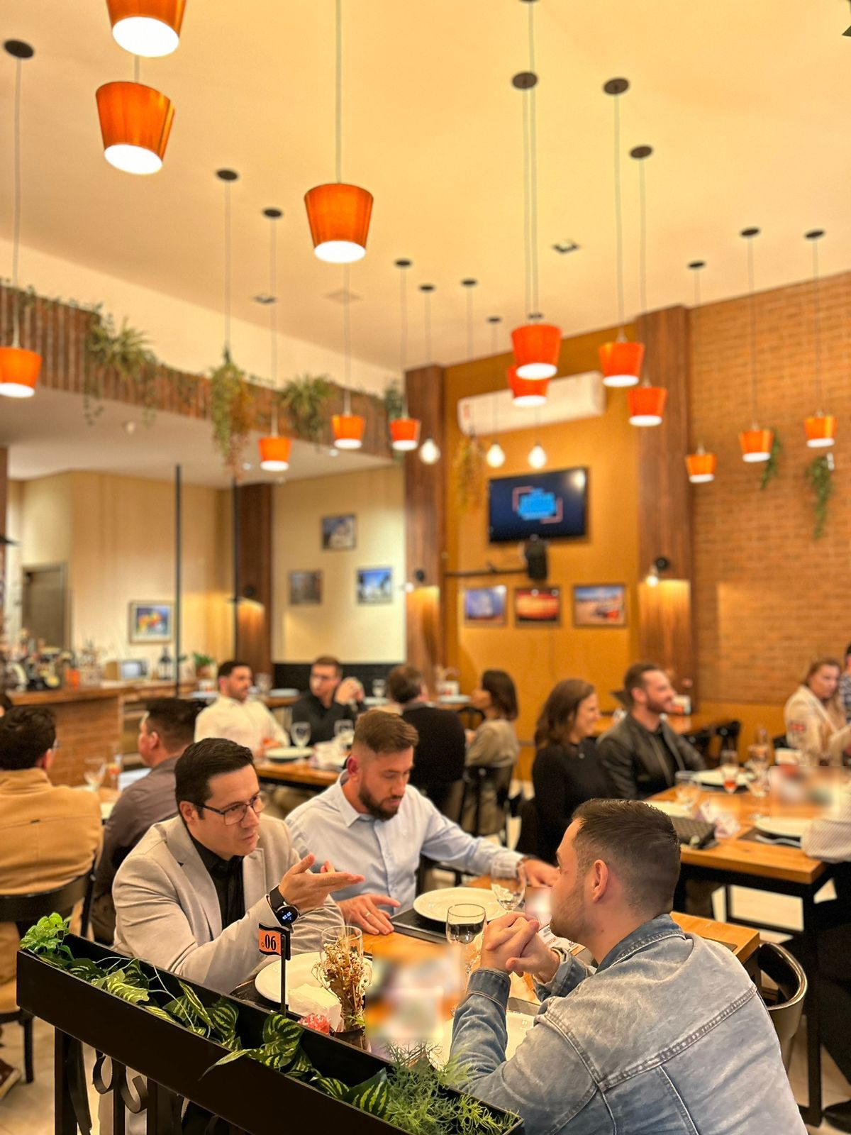Associados conversando à mesa no Jantar BCN